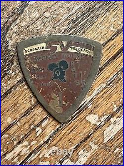 VINTAGE ENAMEL CAR CLUB BADGE SCUDERIA VELOCITA Mickey Mouse Rats 60s CA